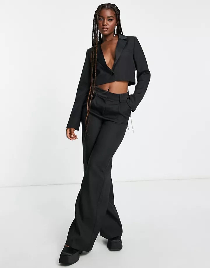 Americana corta negra con solapas de satén exclusiva de In The Style x Yasmin Devonport (parte de un conjunto) Negro e3RrHy67