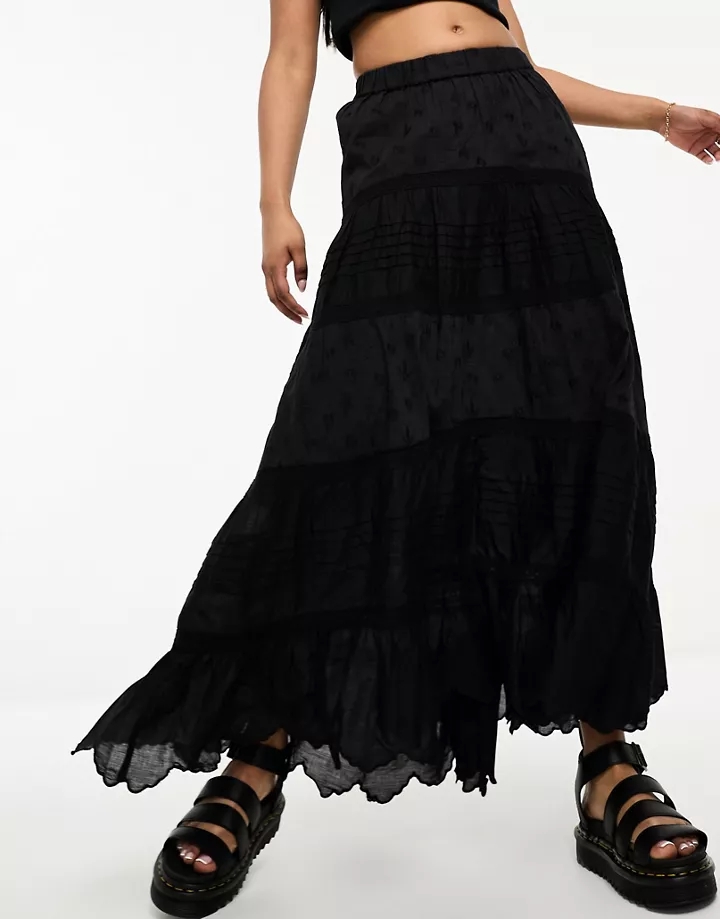 Falda negra de estilo campero de edición limitada de Re