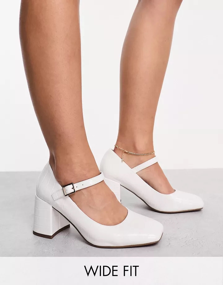 Zapatos blancos estilo merceditas con tacón medio grues