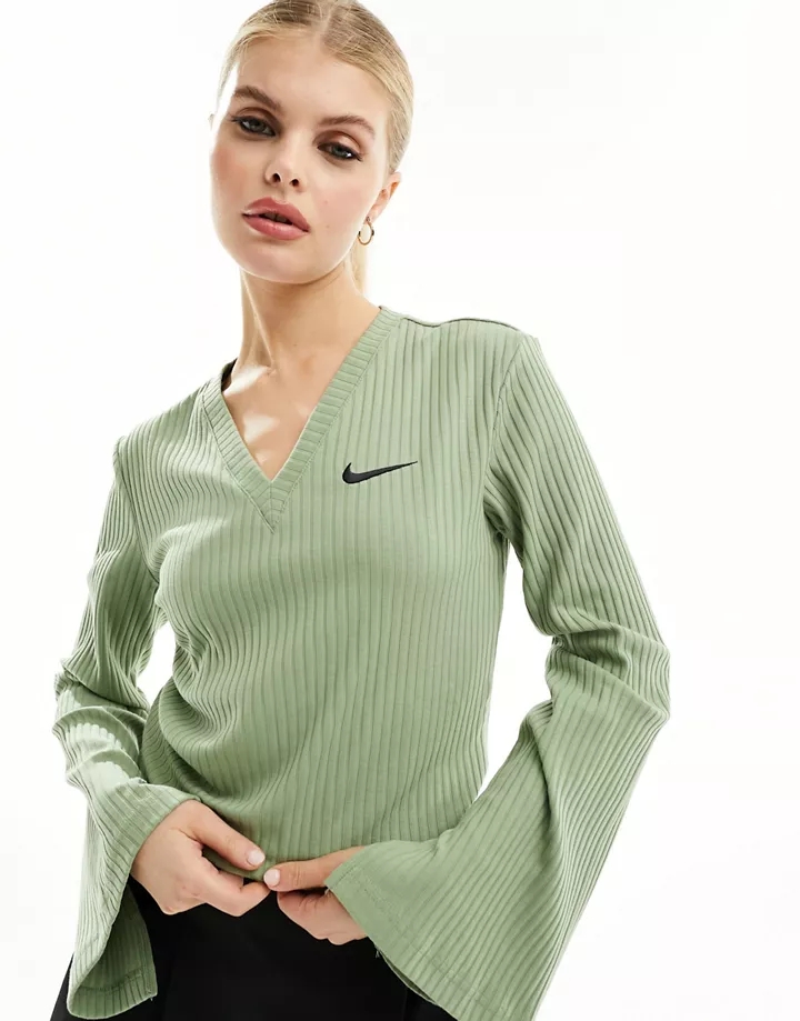 Top verde oliva llamativo de manga larga con cuello de pico de canalé de Nike Caqui eIfm4Okm