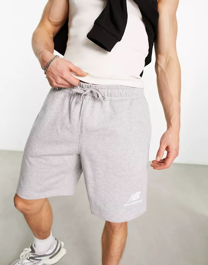Pantalones cortos grises con logo apilado de felpa de New Balance Essentials Gris eLU0028k