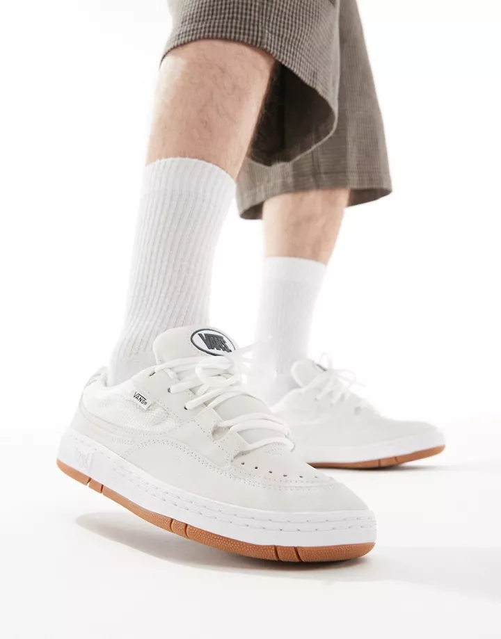 Zapatillas de deporte blancas con suela gruesa de goma 
