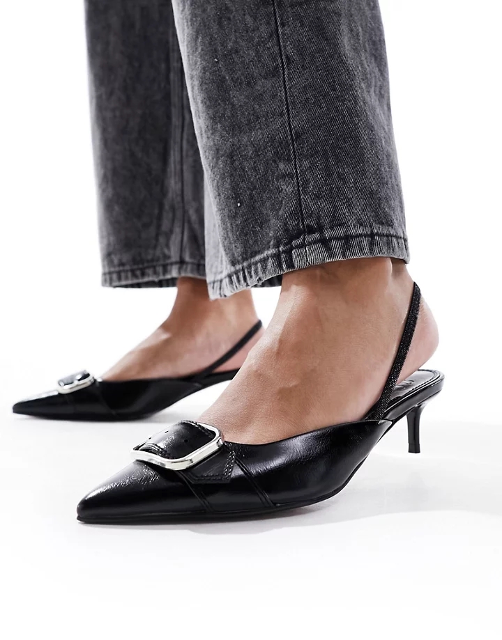 Zapatos negros de tacón bajo con tira talonera y detall