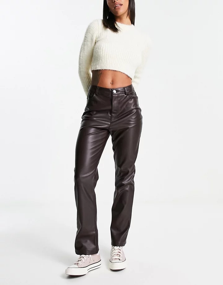 Pantalones marrones de pernera recta de cuero sintético de New Look Marrón erqXGr4g
