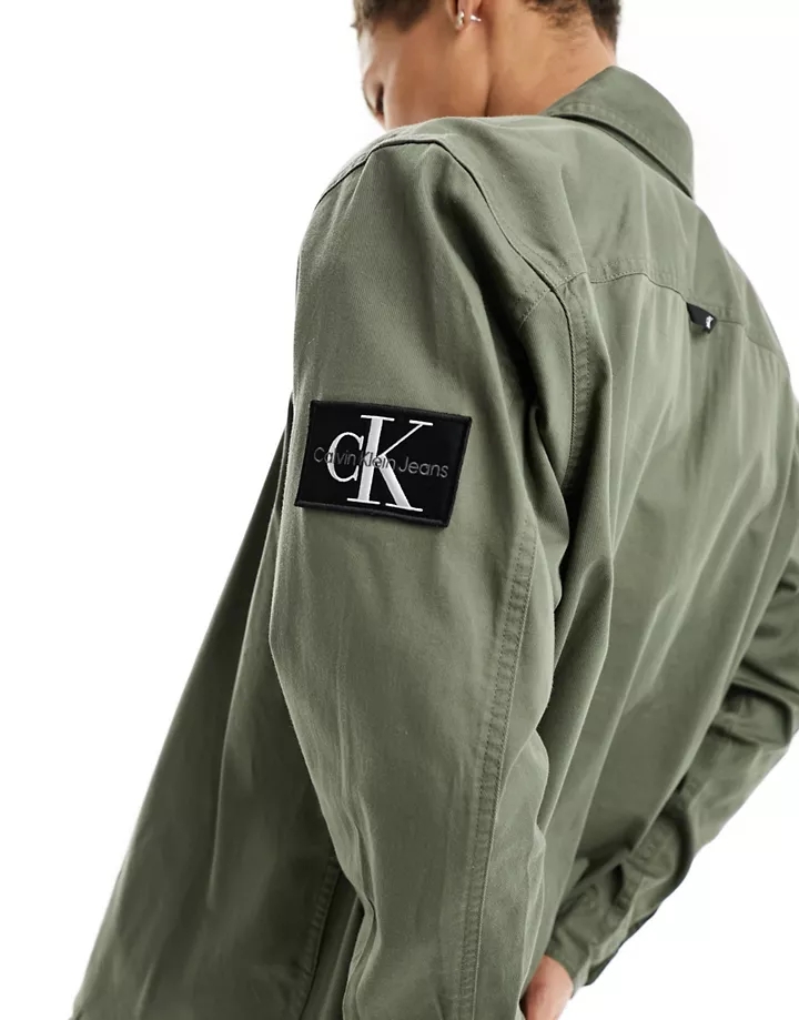 Camisa verde oliva holgada con parche del logo de monograma de Calvin Klein Jeans Oliva polvareda etqexZUo