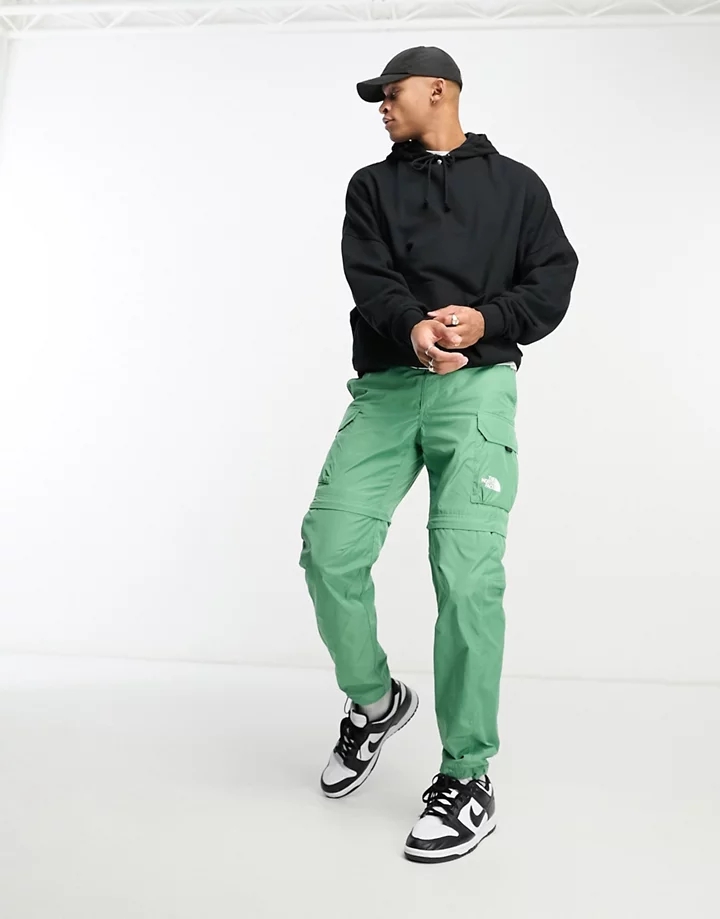 Pantalones cargo verdes con diseño convertible de crema
