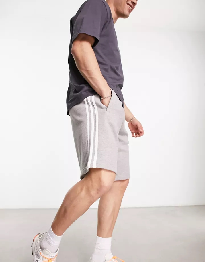 Pantalones cortos grises con detalle de tres rayas de adidas Originals Gris brezo medio f8MIUpg3