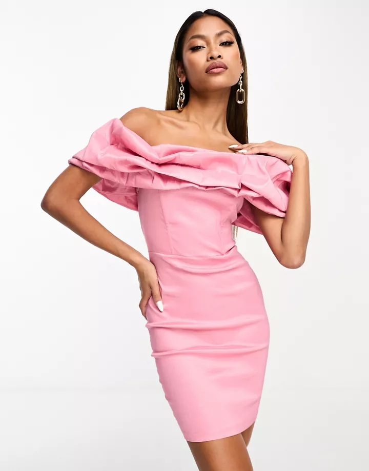 Vestido corto rosa con escote Bardot y detalle de volan