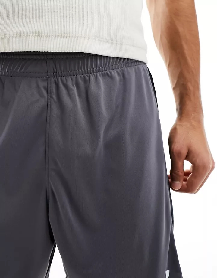 Pantalones cortos gris oscuro con paneles en contraste Challenger Pro de Under Armour Gris fAfxA3dy