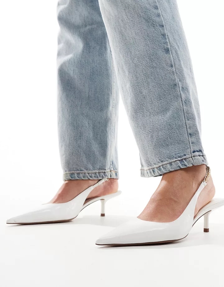 Zapatos blancos de tacón bajo con tira talonera de cade