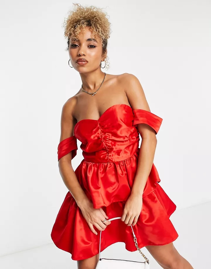 Vestido corto rojo con escote Bardot y diseño fruncido para San Valentín exclusivo de Collective The Label Rojo fAmRBU0d