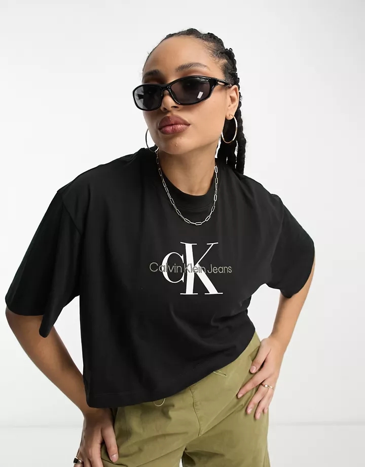 Camiseta negra con monograma del logo de Calvin Klein J