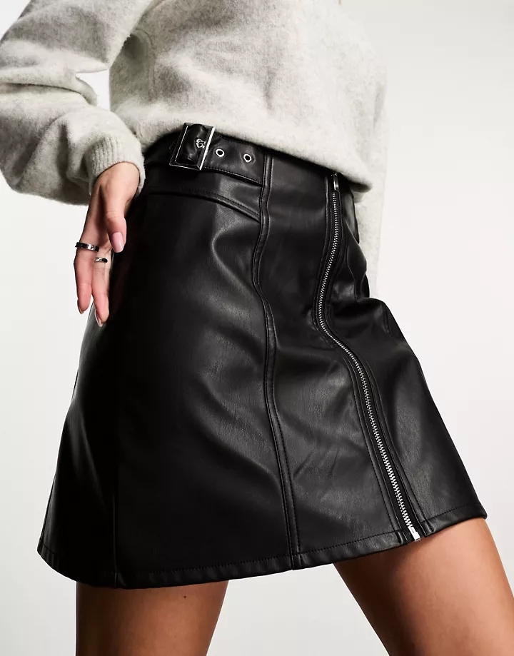 Minifalda negra con dos hebillas de poliuretano de New 