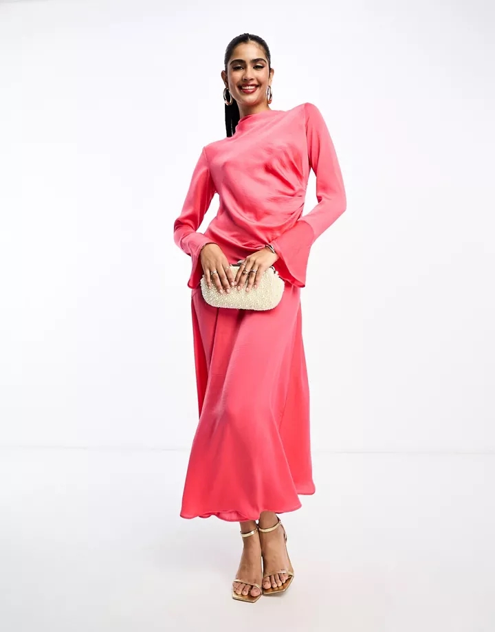 Vestido largo rosa intenso con lateral fruncido, cuello