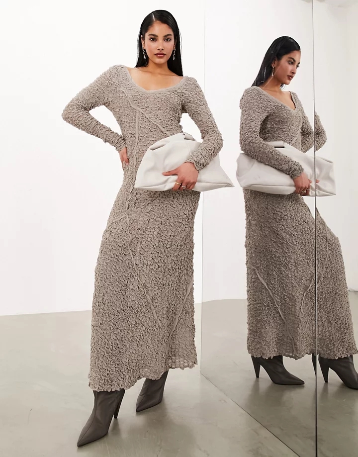 Vestido largo color avena con cuello ancho y detalle de costuras de tejido rugoso texturizado de EDITION Avena fkj50ZuZ