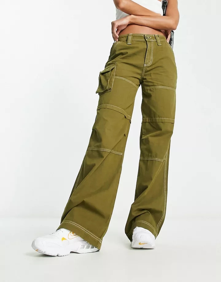 Pantalones cargo verde oliva con pespuntes blancos y de