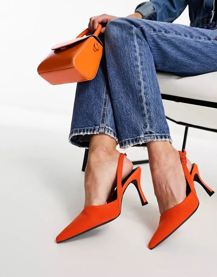 Zapatos naranjas de tacón de aguja con tira talonera Sa