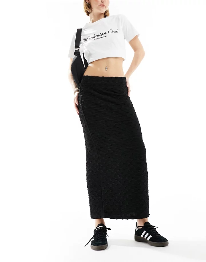 Falda midi negra de tejido elástico texturizado de Vero