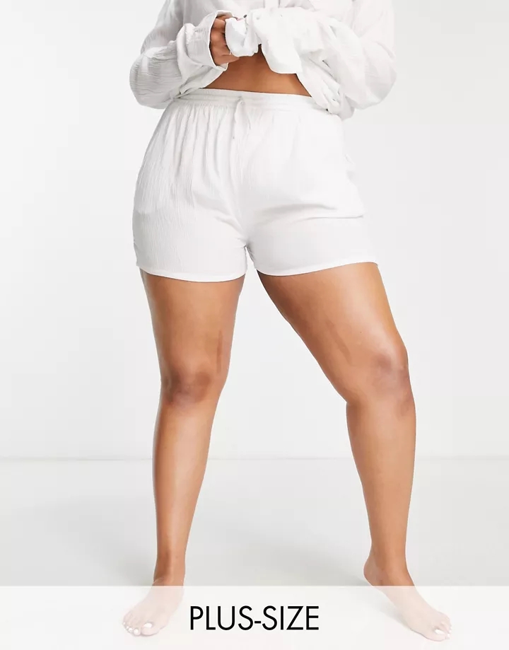 Pantalones cortos playeros blancos exclusivos de Esmée 
