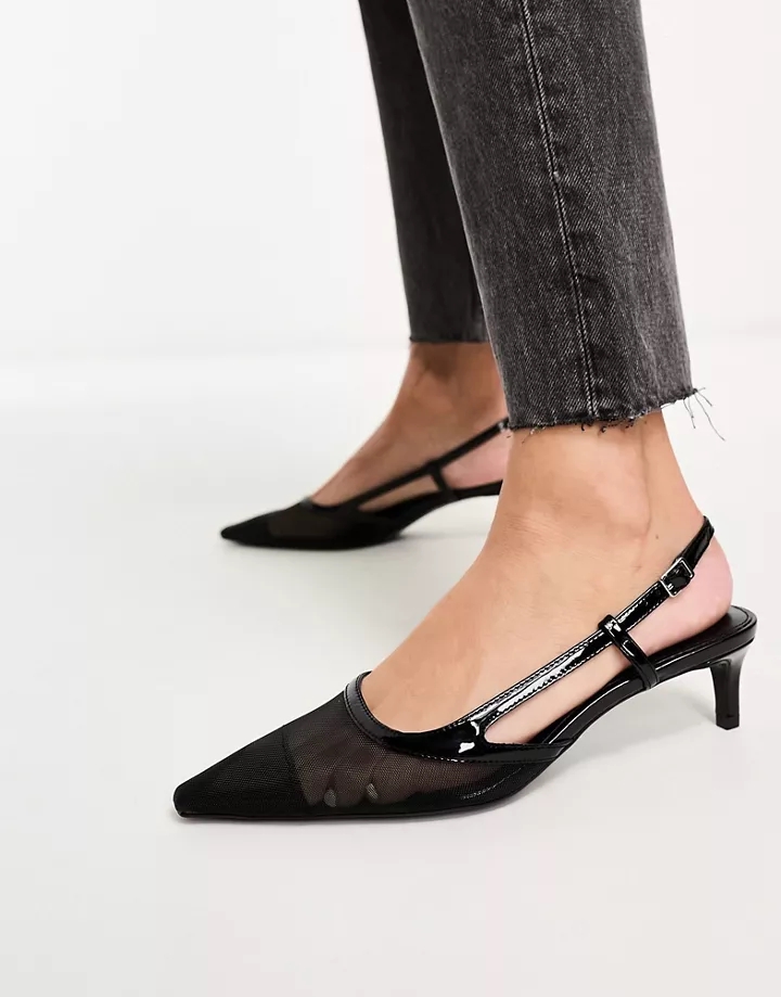 Zapatos negros de tacón bajo con diseño de tiras y punt