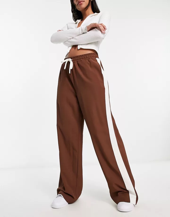 Pantalones marrones sin cierres con panel en contraste 