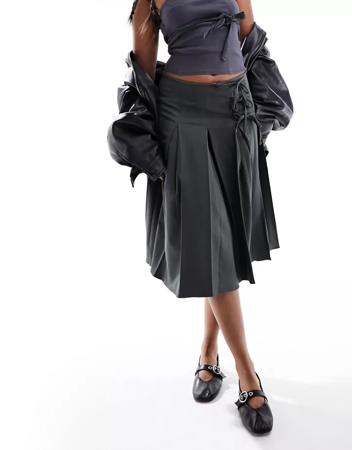 Falda midi gris estilo kilt escocesa con lazadas latera