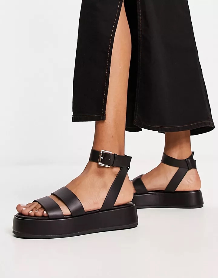 Sandalias negras de estilo años 90 con plataforma plana
