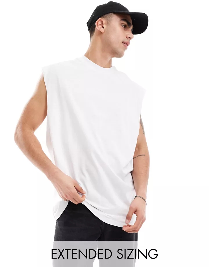 Camiseta blanca sin mangas extragrande con sisas caídas
