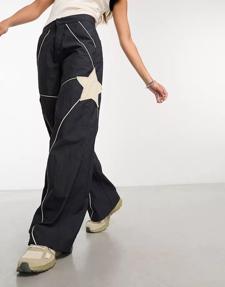 Pantalones cargo negros con diseño acampanado y detalle de estrella de Basic Pleasure Mode Negro hIaDyBLK