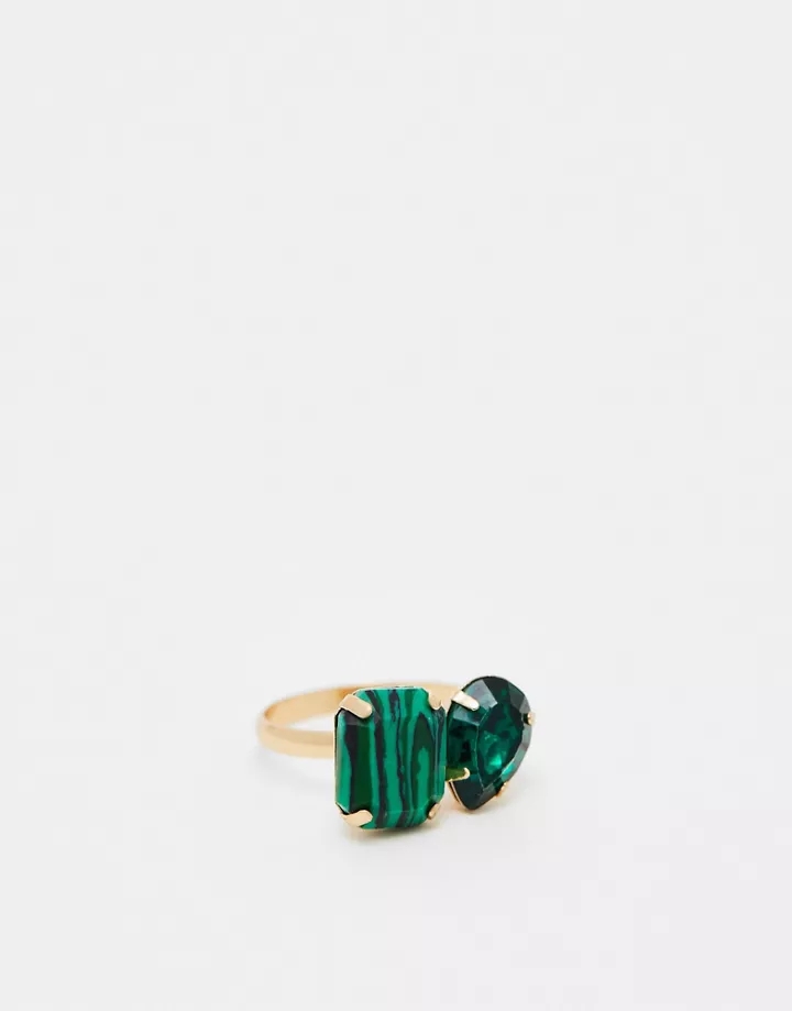 Anillo dorado con diseño de malaquita y cristales verde esmeralda de DESIGN Verde hdcdm66a